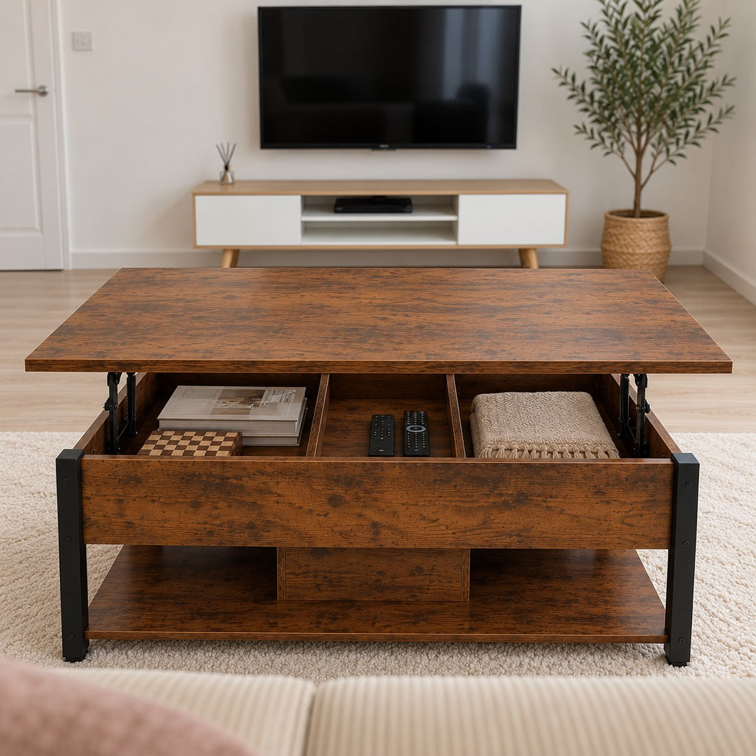 Vue depuis le canapé sur la table basse relevable Estrora, plateau levé face à la télé