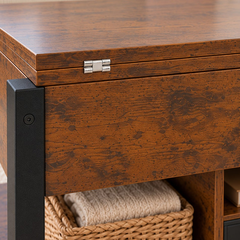 Gros plan sur le décor bois brun et une charnière de la table basse Estrora