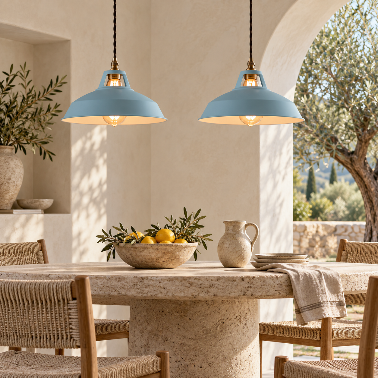 Abat-jour Atelier 27 bleu dans une villa méditerranéenne