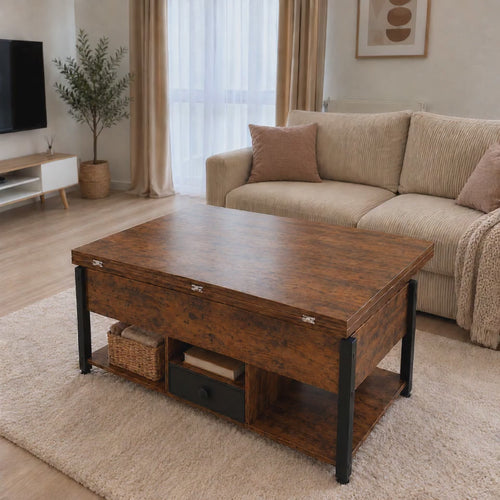 Vidéo de la table basse relevable Estrora dans un salon clair : fermée, puis les deux plateaux levés au-dessus du coffre de rangement, puis dépliée en table à manger devant le canapé.